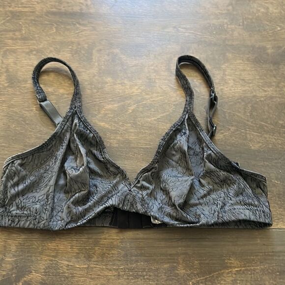 Warners  Underarm Smoothing Seamless Wireless Bra Sz- 34B - Picture 9 of 9